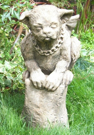 Warde: dog-like gargoyle statue for the garden